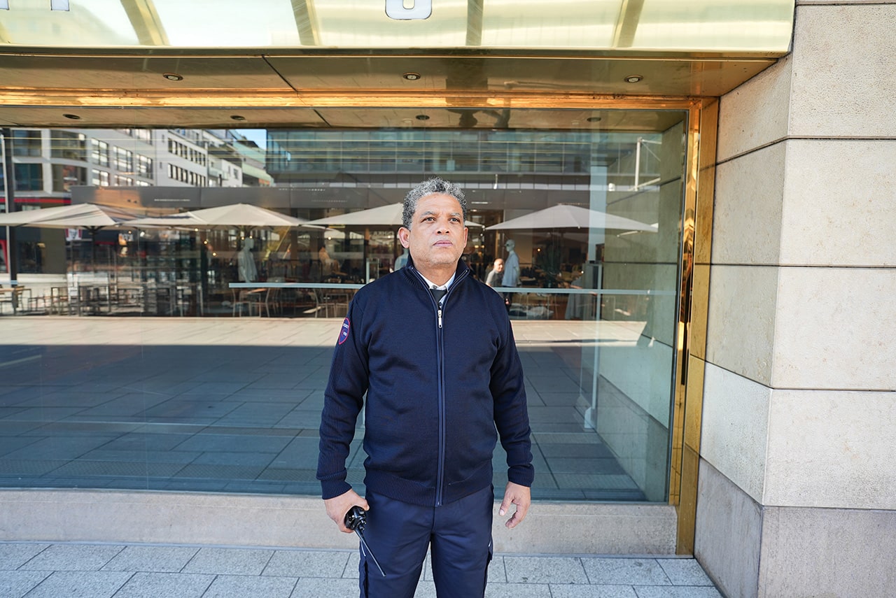 VSD Security-Mitarbeiter im Einzelhandelsschutz vor einem Geschäftseingang in Frankfurt