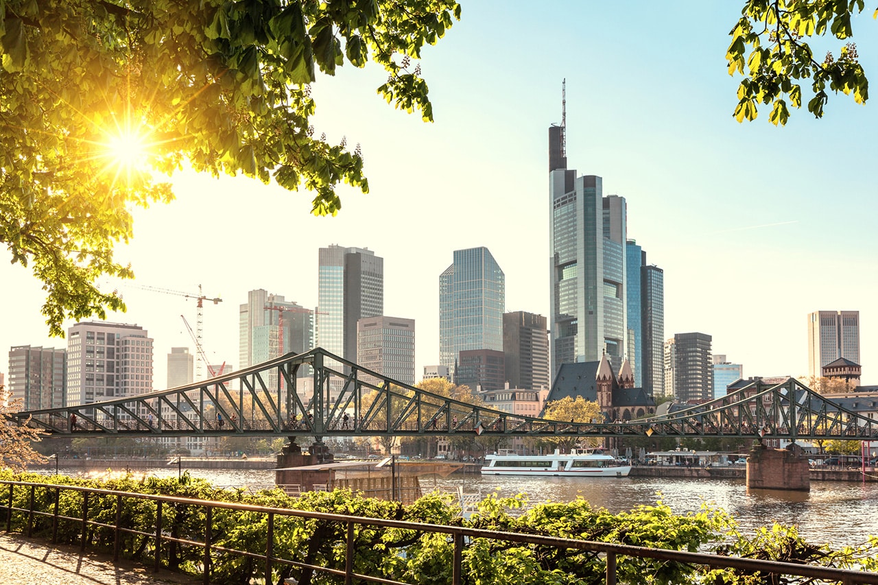 Frankfurter Skyline mit Eiserner Steg und Main im Gegenlicht der Abendsonne – Standort des VSD Sicherheitsdienstes