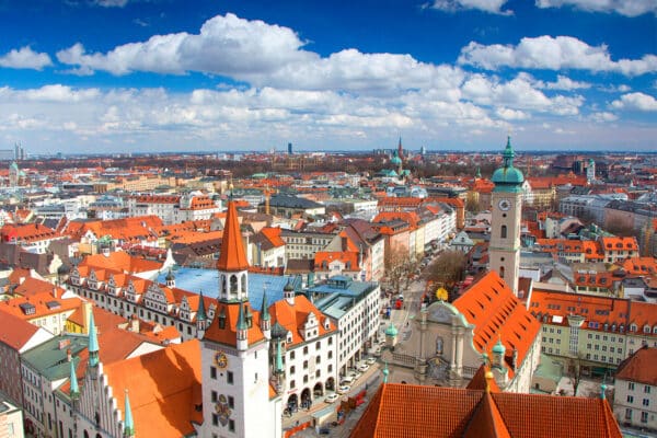Luftaufnahme der Münchner Innenstadt mit Altem Rathaus und Heilig-Geist-Kirche am Marienplatz – Standort des VSD Sicherheitsdienstes