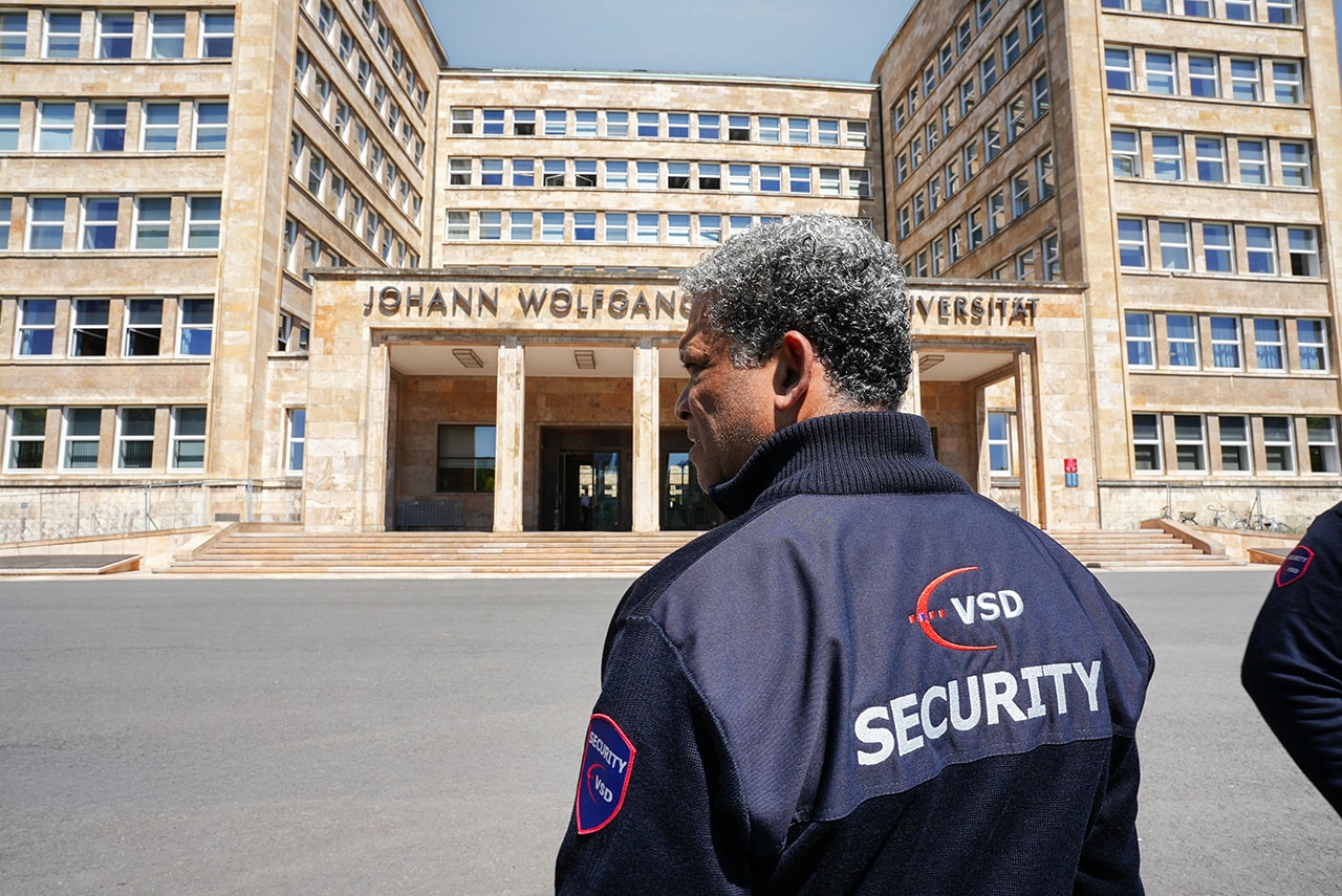 VSD Security-Mitarbeiter im Objektschutz vor dem Hauptgebäude der Johann Wolfgang Goethe-Universität Frankfurt