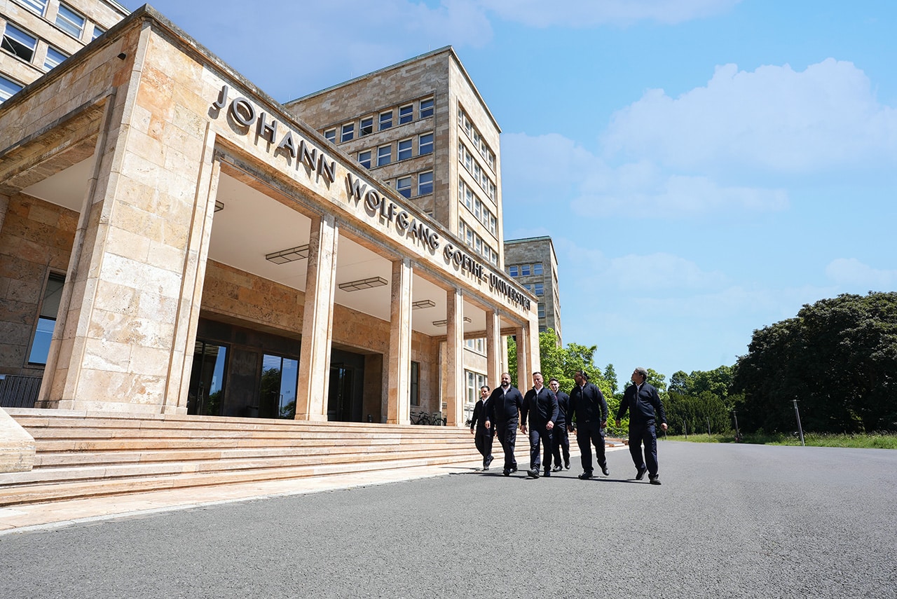 Sicherheitsmitarbeiter der VSD Victory Sicherheitsdienste GmbH beim Objektschutz vor der Goethe-Universität Frankfurt – professioneller Wachdienst und Gebäudeschutz