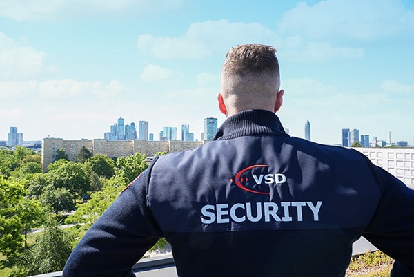 VSD Victory Sicherheitsdienste GmbH – Security-Mitarbeiter mit Blick auf die Frankfurter Skyline