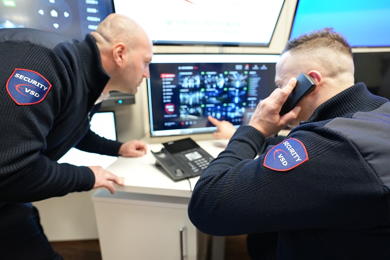VSD Victory Sicherheitsdienste GmbH – Mitarbeiter der VdS-zertifizierten Notruf- und Serviceleitstelle an einem Multi-Monitor-Arbeitsplatz mit Überwachungssoftware